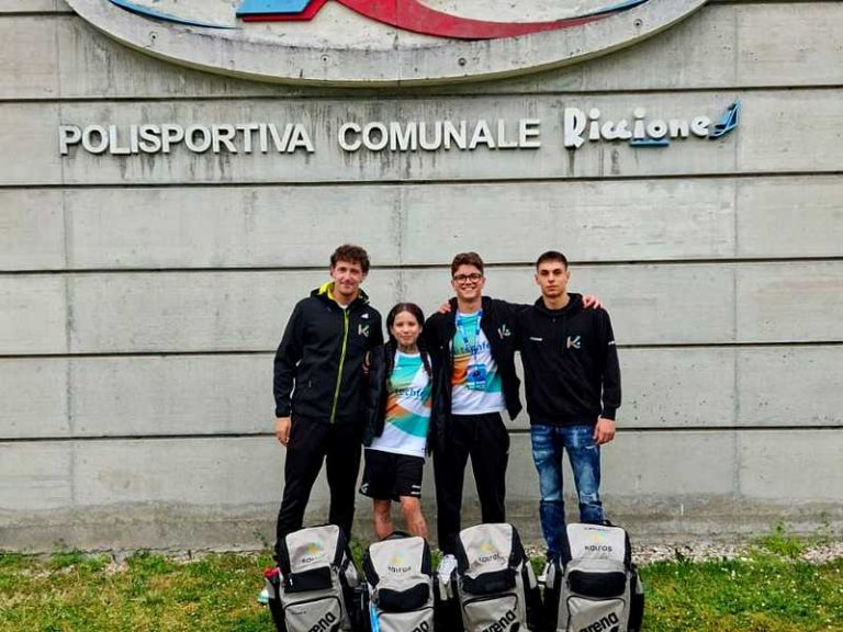 Artusa Strangis e DIppolito_nuoto fondo