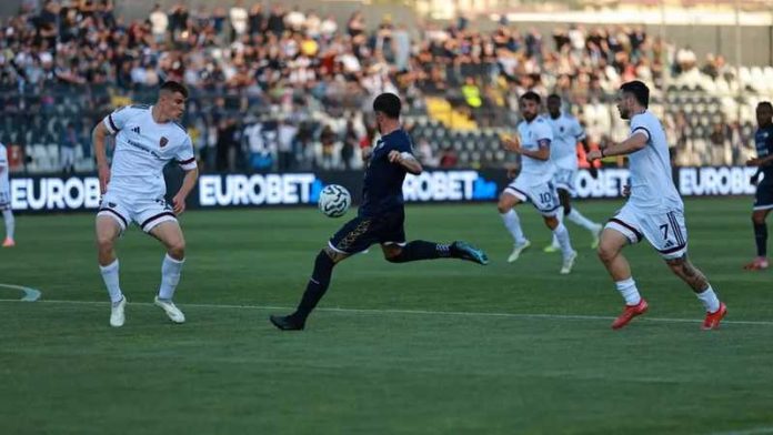 Difesa del Cosenza contro la Cavese