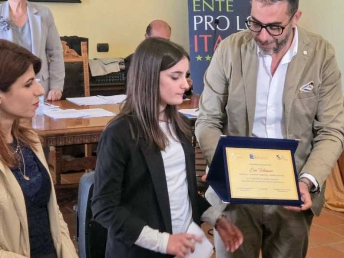 Eva Tolisano al centro, premiata a MILETO
