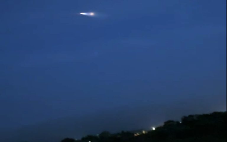 Mistero all’alba nel cosentino: luci misteriose solcano il cielo (il video)