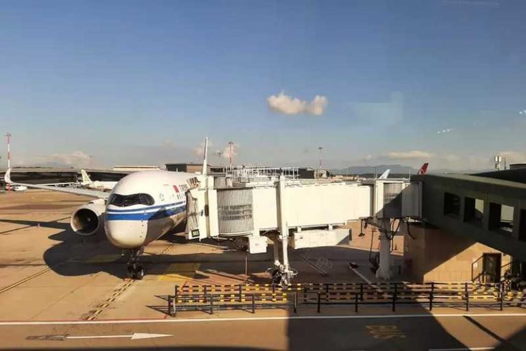 aereo imbarco aeroporto