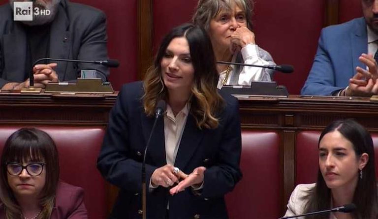 Autonomia differenziata, scontro totale alla Camera: Baldino: “Siete i killer del diritto alla salute”