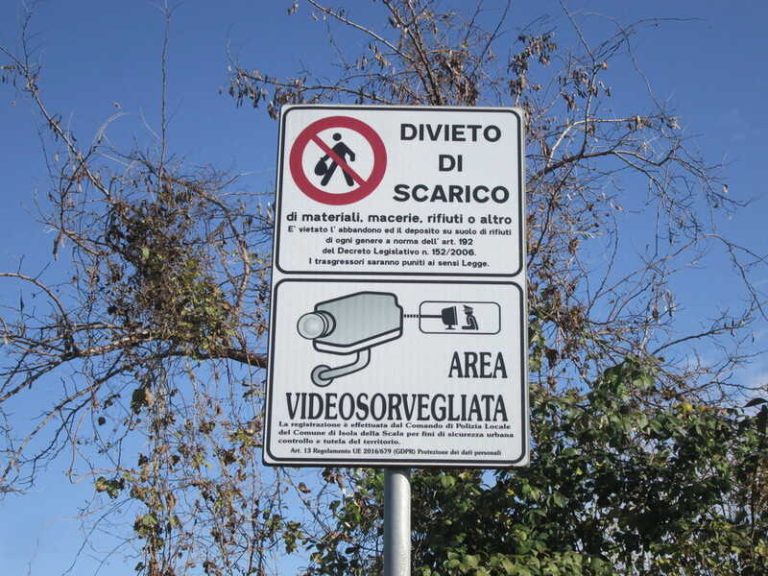 divieto scarico rifiuti area videosorvegliata