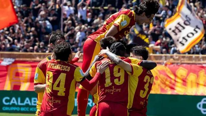 catanzaro calcio giocatori esultano