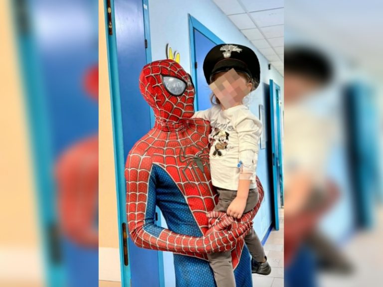 Da Carabiniere a Spiderman: Giuseppe Caravetta porta l’allegria nella Pediatria di Castrovillari