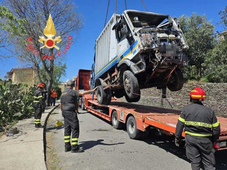 compattatore rifiuti soveria simeri
