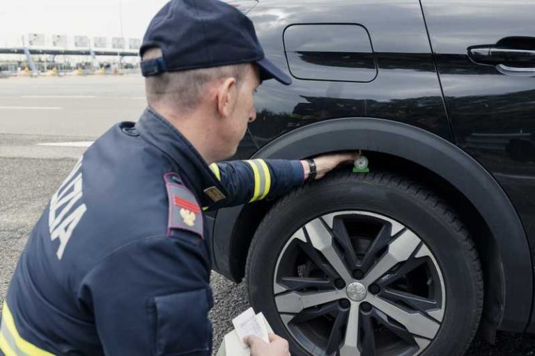 controllo pneumatici polizia