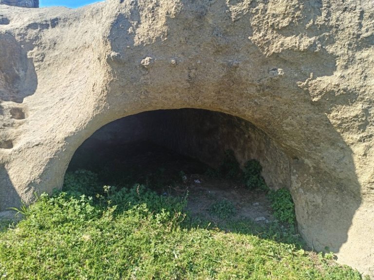 Calabria, l’incanto dell’infinito: a Caloveto il segreto delle grotte eremitiche
