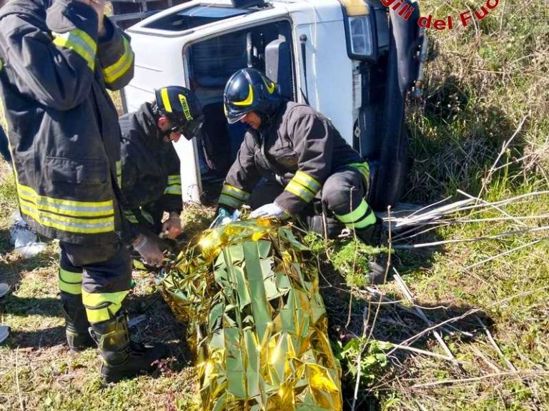incidente motocarro scarpata