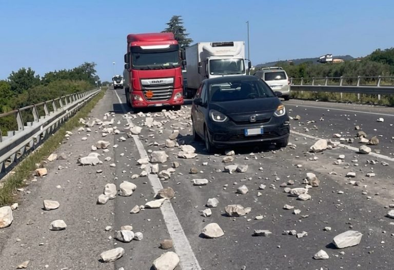 Caos sulla Statale 106: sversamento di inerti blocca il traffico