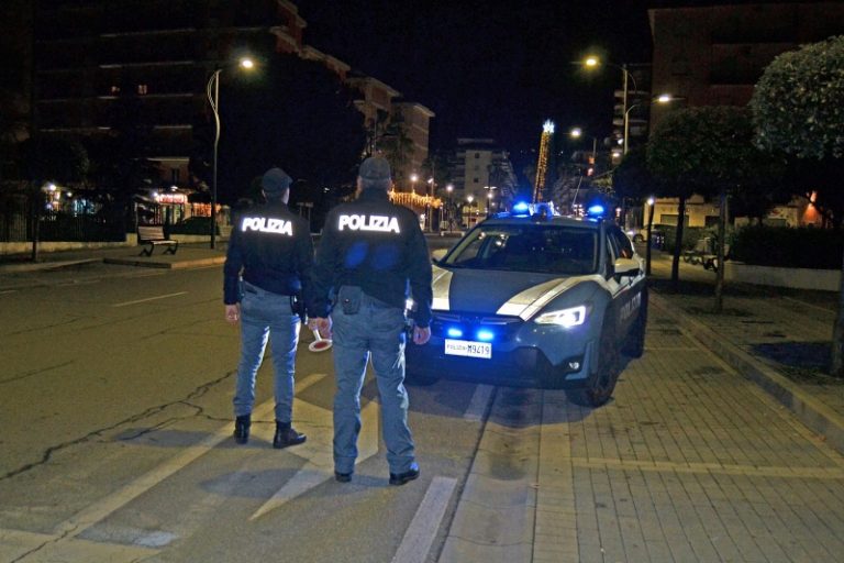Ruba l’incasso di un circolo e nasconde i soldi nelle scarpe: arrestato 24enne