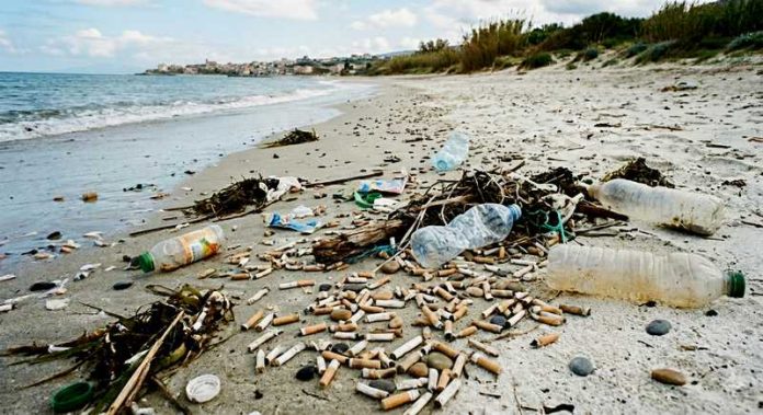 spiaggia plastica mozziconi sigarette