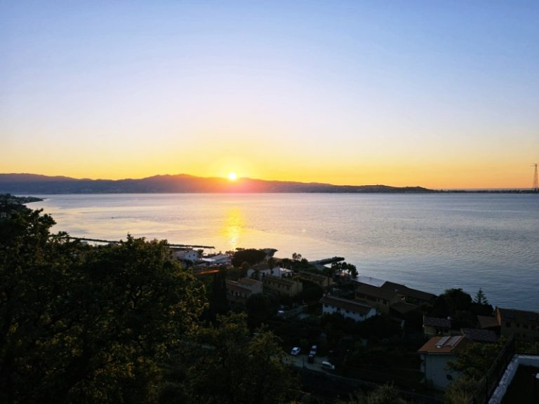 Scilla, il balcone della Calabria: un tramonto che incanta lo Stretto