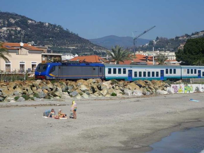 treno spiaggia mare