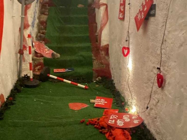 Vandali in azione a Vallefiorita: distrutto il Vicolo dell’amore