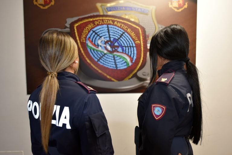 Maltrattamenti e violenze sulla moglie davanti alla figlia piccola: incastrato l’orco di 50 anni