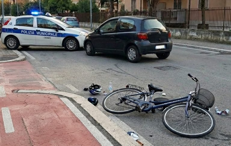 Rende, sfiorata la tragedia in via Mosca: ciclista travolto dove la pista si interrompe