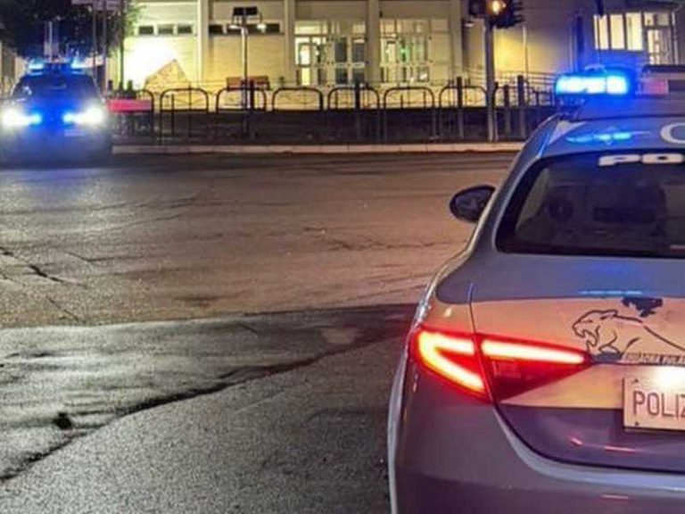 Polizia Crotone auto doppia notte
