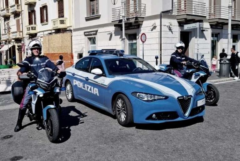 Polizia Crotone auto e moto