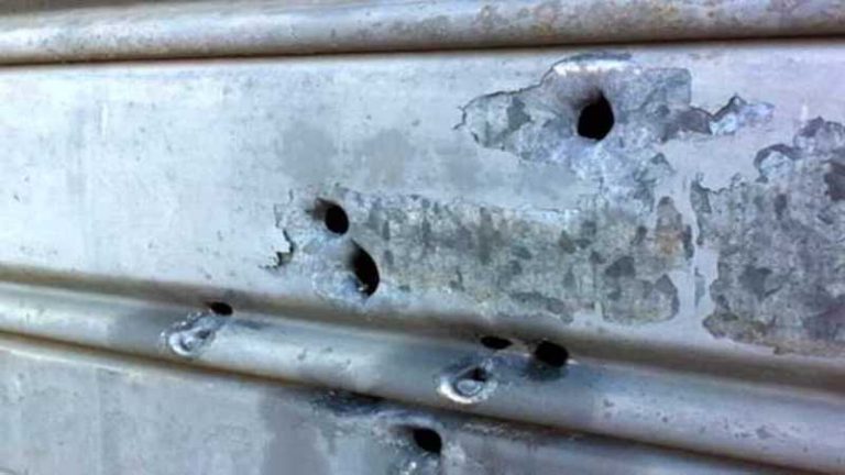 Spari contro saracinesca