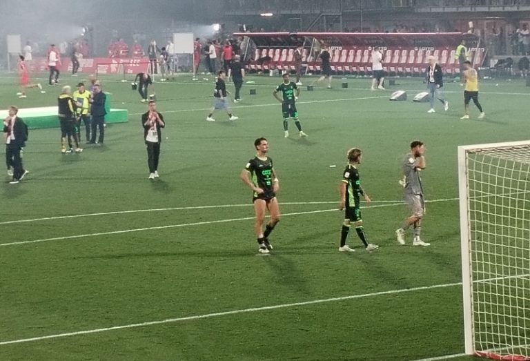 Caos ingressi nello stadio di Monza: “Tanti tifosi del Catanzaro costretti a stare fuori”