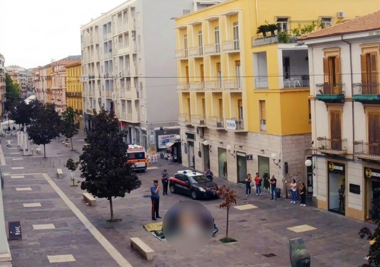 Tragedia in centro a Cosenza: malore fatale per un passante su Corso Mazzini