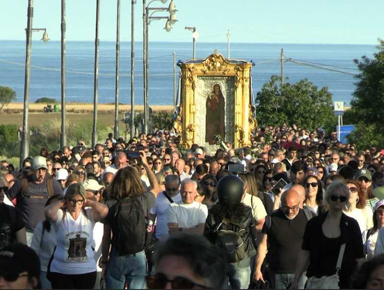 crotone processione madonna capocolonna