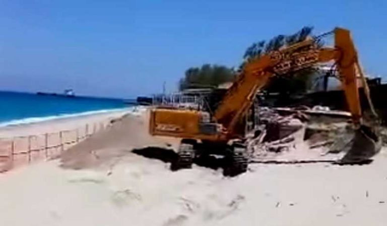 escavatore ruspa spiaggia vibo