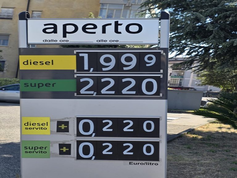 Stangata carburanti: dimezzato lo sconto sulle accise. Pieno di gasolio a oltre 2 euro