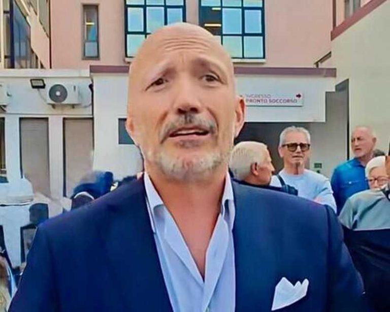 «Se hai un infarto qui devi correre altrove»: lo sfogo di Greco davanti all’ospedale di Cariati