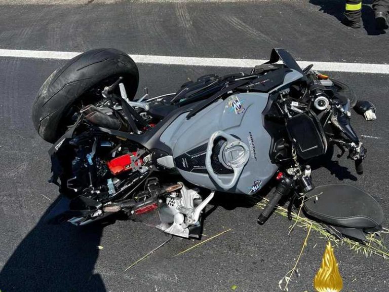 Tragico incidente sulla statale 106 a Crotone, un morto e un ferito al bivio di Papanice