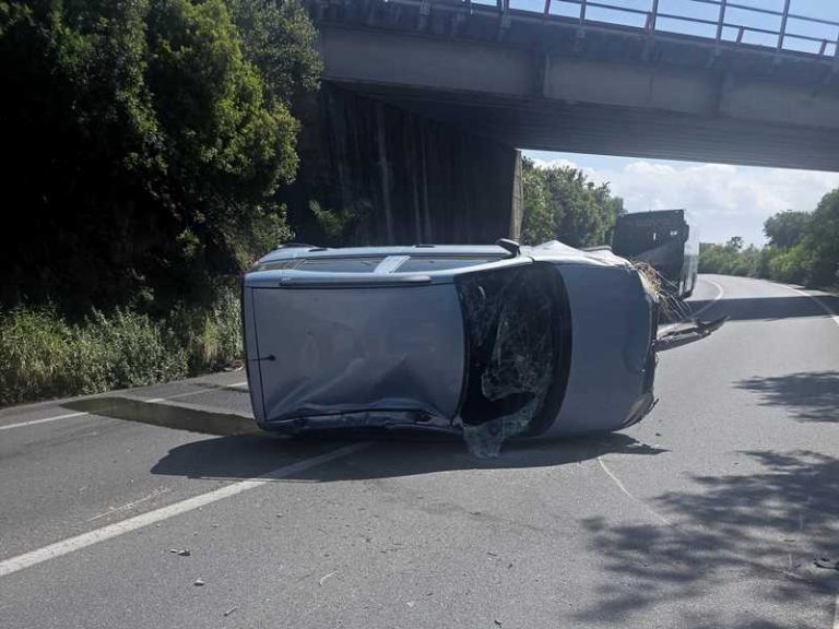incidente stradale scalea auto ribaltata