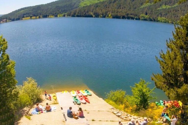 Calabria tra sole e alta quota: lo spettacolo estivo del lago Arvo a Lorica