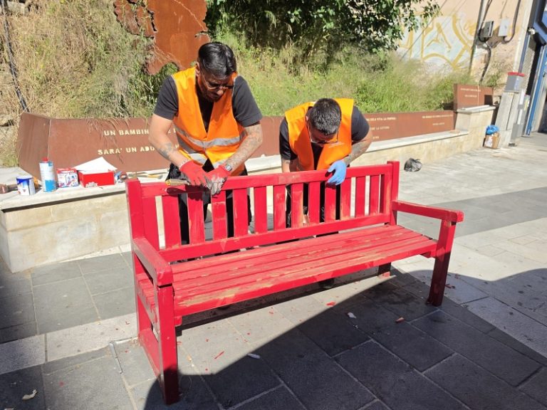Cosenza risponde al vandalismo: operai già al lavoro per ripristinare la Panchina Rossa