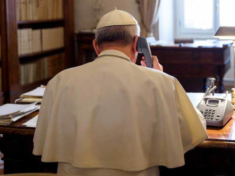 Papa Leone XIV chiama la banca, ma l’impiegata gli riattacca: “Non ci credo che sei il Papa”