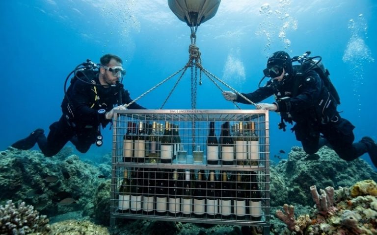 Dall’anguria in riva al mare alle bottiglie a 35 metri di profondità: in Calabria il frigo sottomarino high-tech