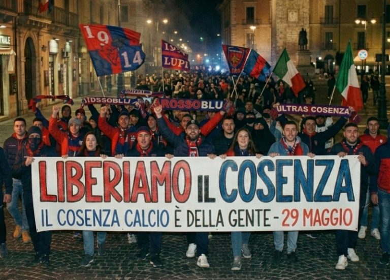 Cosenza Calcio, la rivolta: il popolo rossoblù in piazza contro la società