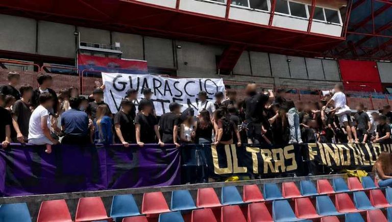 protesta studenti contro guarascio