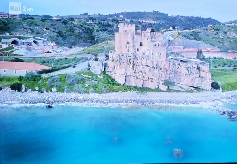 La Calabria incanta Rai 2: grande debutto per The Unknown