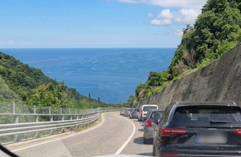 Domenica di sole e code sulla SS 107: traffico intenso verso il Tirreno e rallentamenti per incidenti