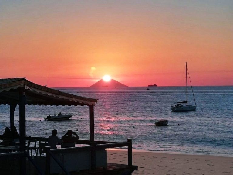 Non è una magia, è la Calabria: lo spettacolo unico del sole nel vulcano