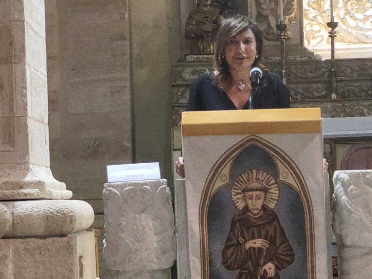 Simona Loizzo durante il suo intervento al Convegno Fede e Arte, presso la Chiesa di San Francesco d'Assisi Cosenza