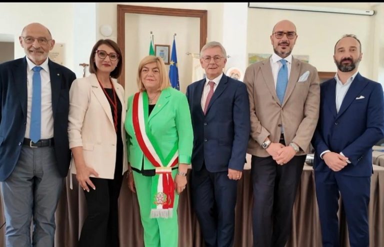 Castrovillari, si è insediato il nuovo Consiglio comunale: Anna De Gaio presta giuramento e presenta la Giunta
