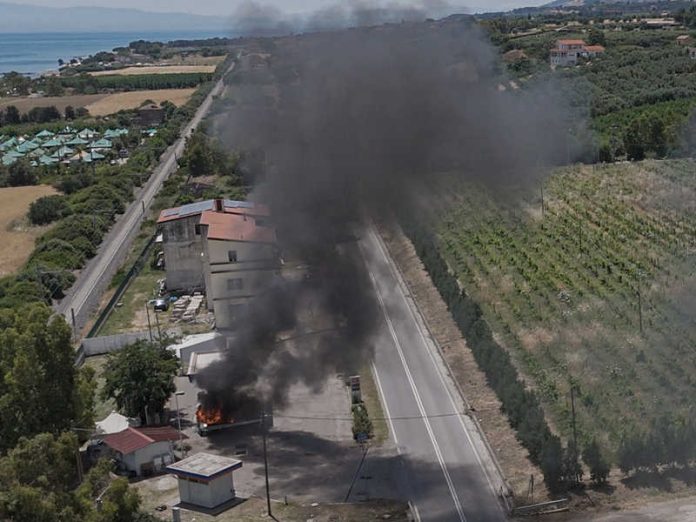 auto in fiamme amendolara