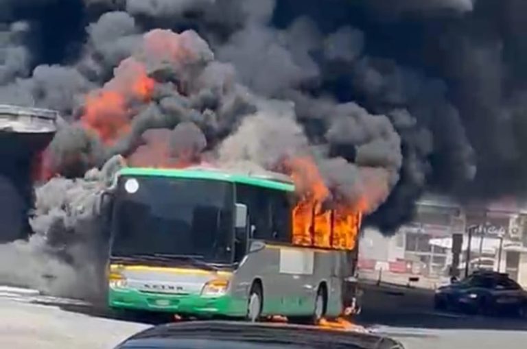 Autobus di linea prende fuoco davanti l’autostazione di Cosenza