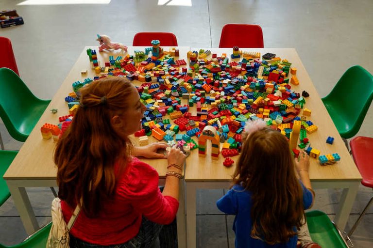 bambini gioco mattoncini lego