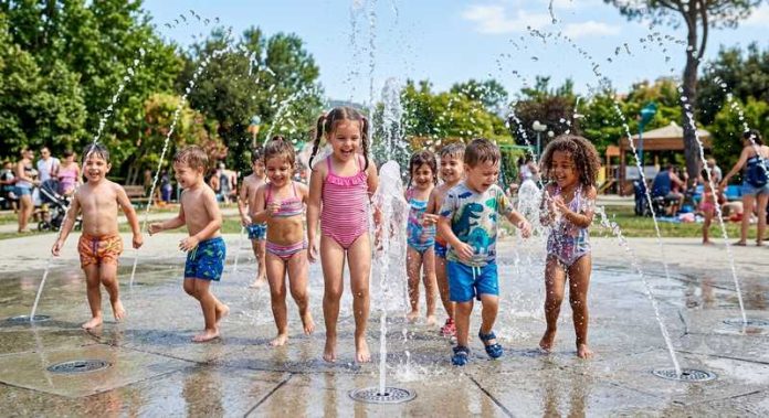 caldo bambini zampilli acqua