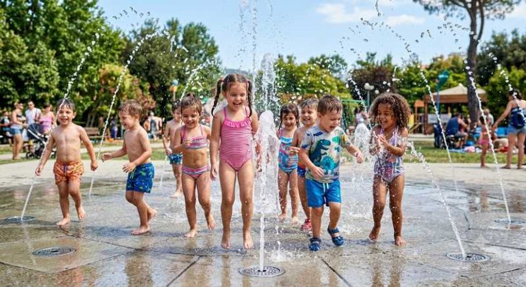 caldo bambini zampilli acqua