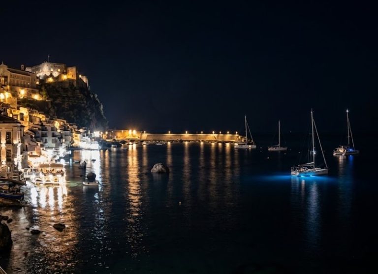 Quando arriva la notte, la Calabria continua a brillare: la magia notturna di Chianalea