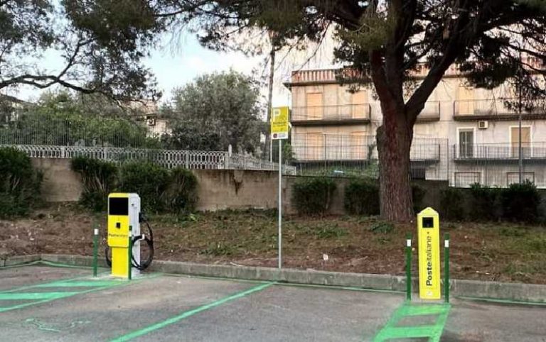 Poste Italiane accelera sulla transizione ecologica: colonnine elettriche e fotovoltaico a Catanzaro